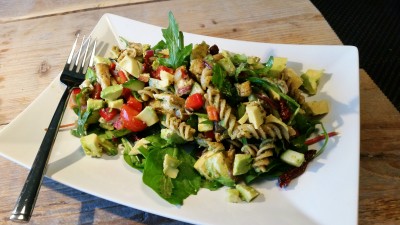 Uit eten in Heerenveen met een kip pesto salade van het koude buffet